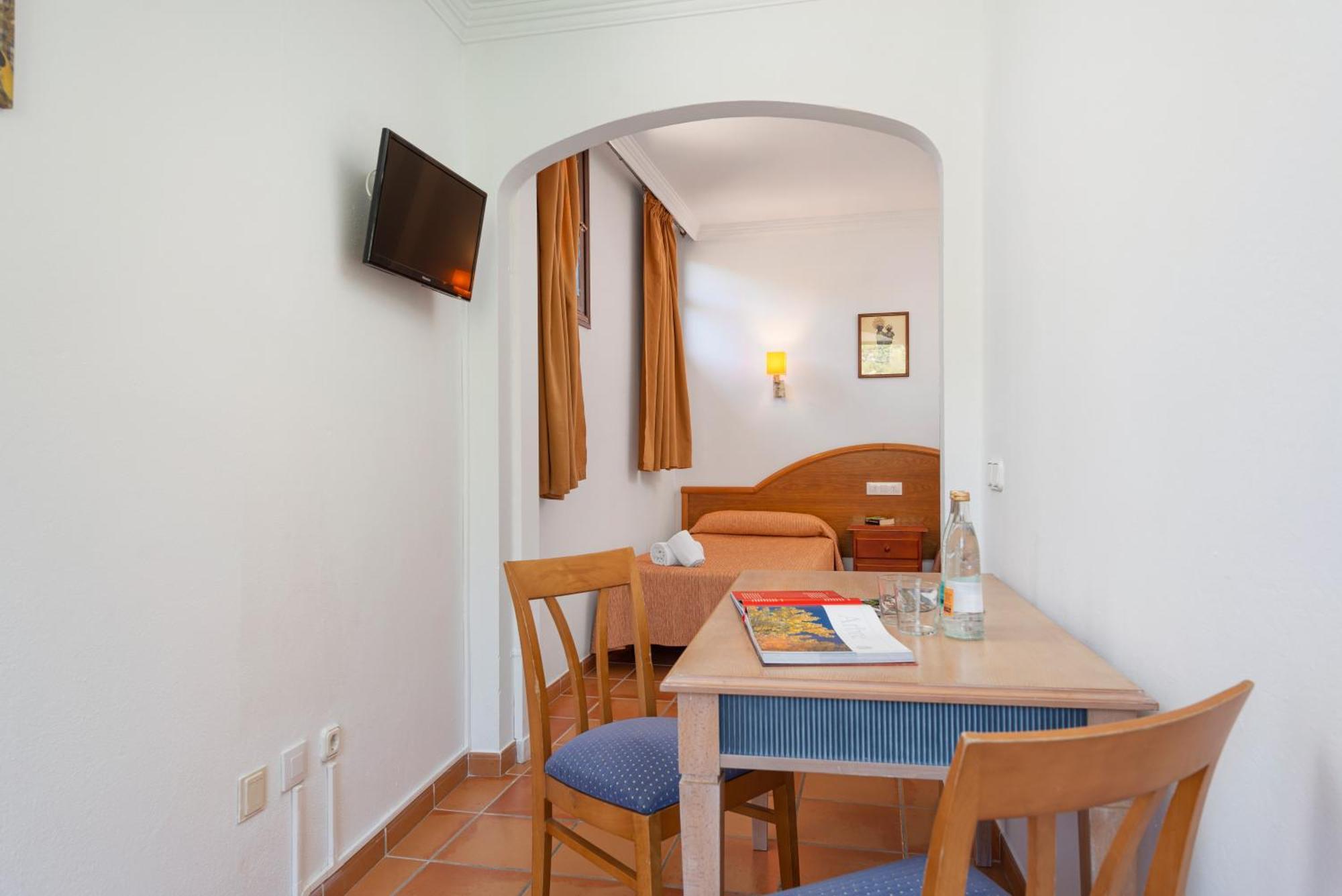 Hotel Santuari De Lluc Habitación foto