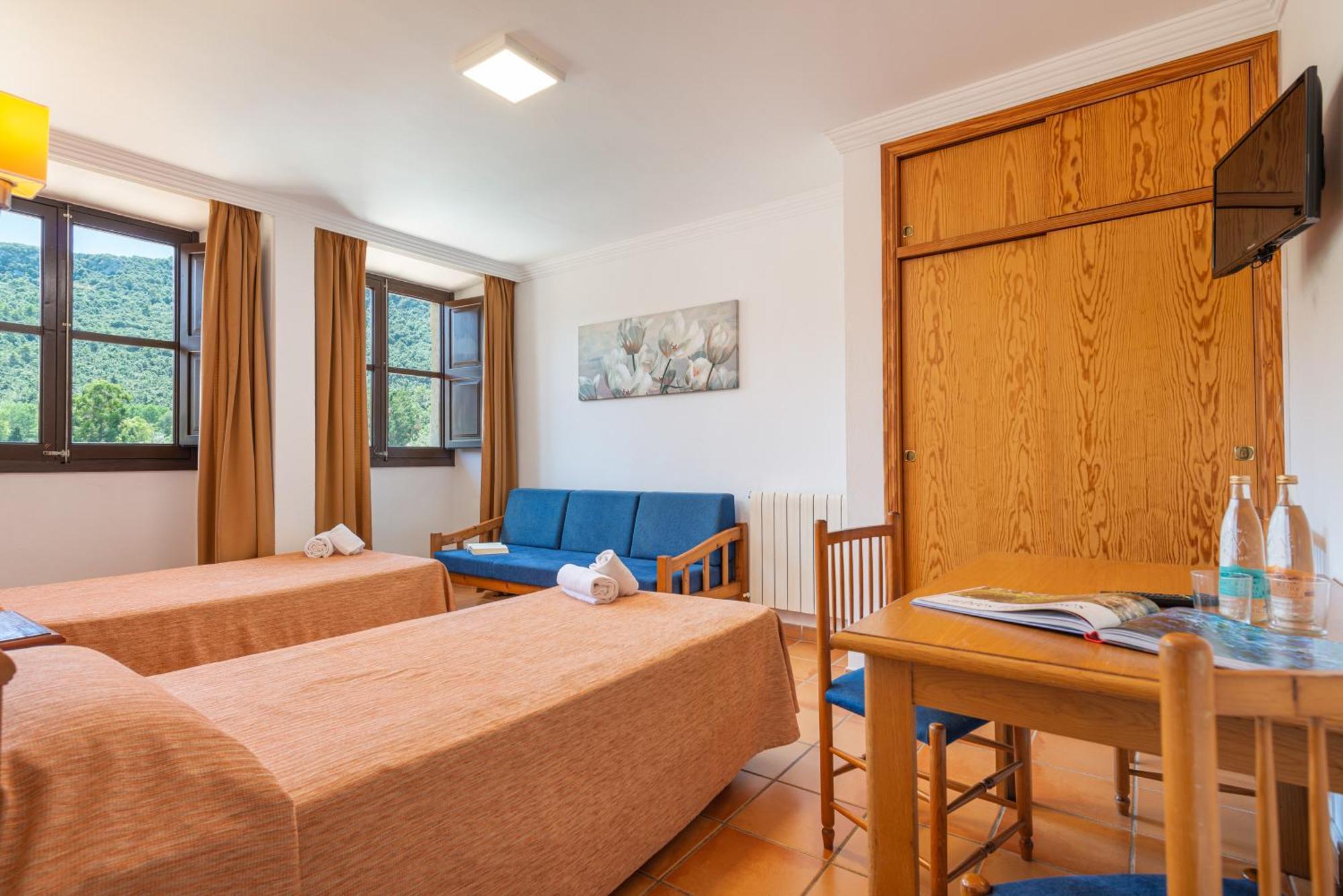 Hotel Santuari De Lluc Habitación foto